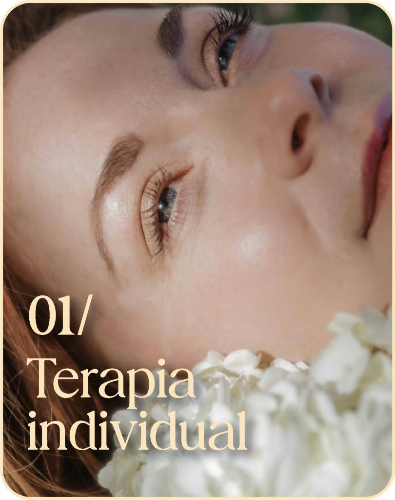 Mujer en proceso de relajación y bienestar emocional