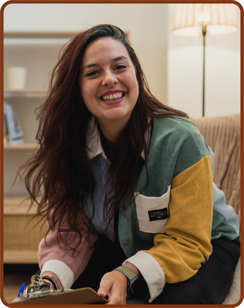 Psicóloga sonriendo durante consulta psicológica