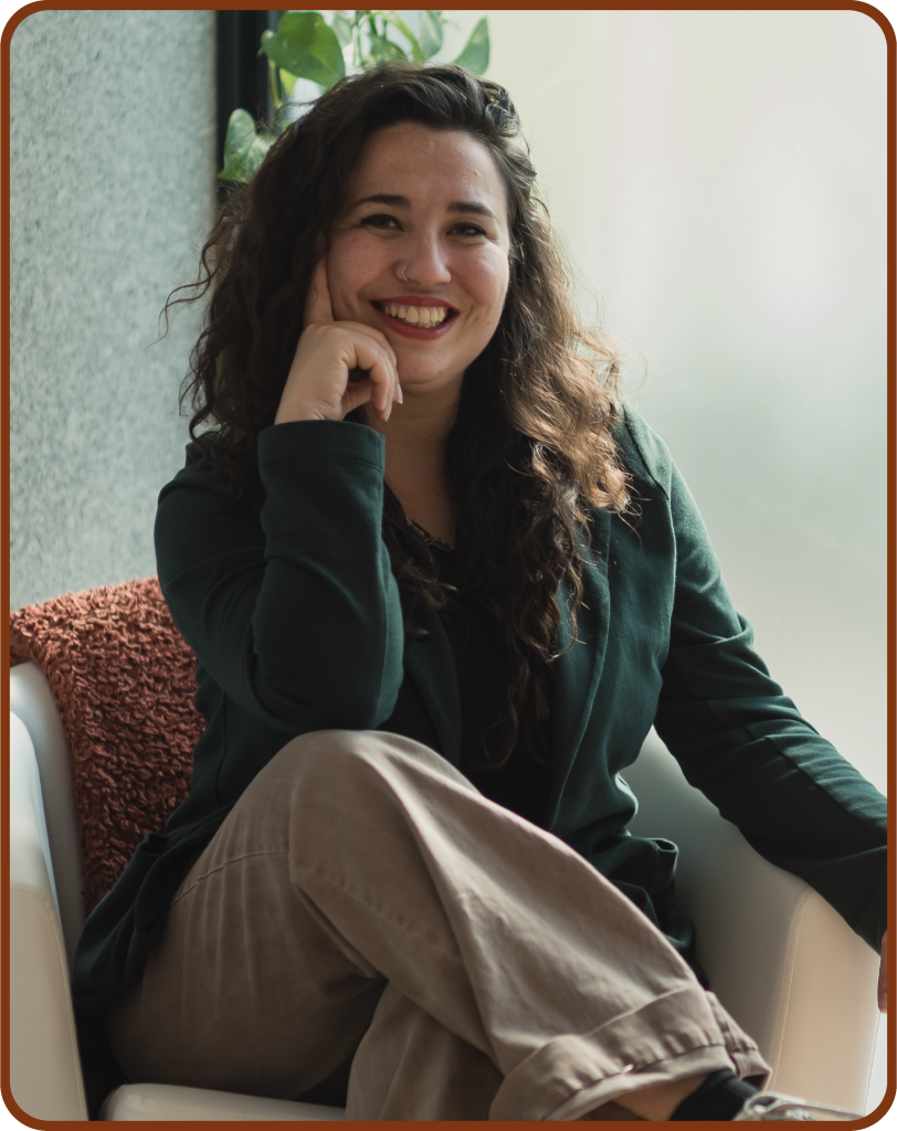 Mujer sonriendo reflejando bienestar emocional