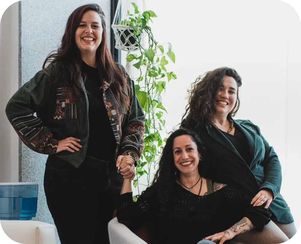Equipo de psicólogas de Ambire Psicología en la consulta de Sevilla